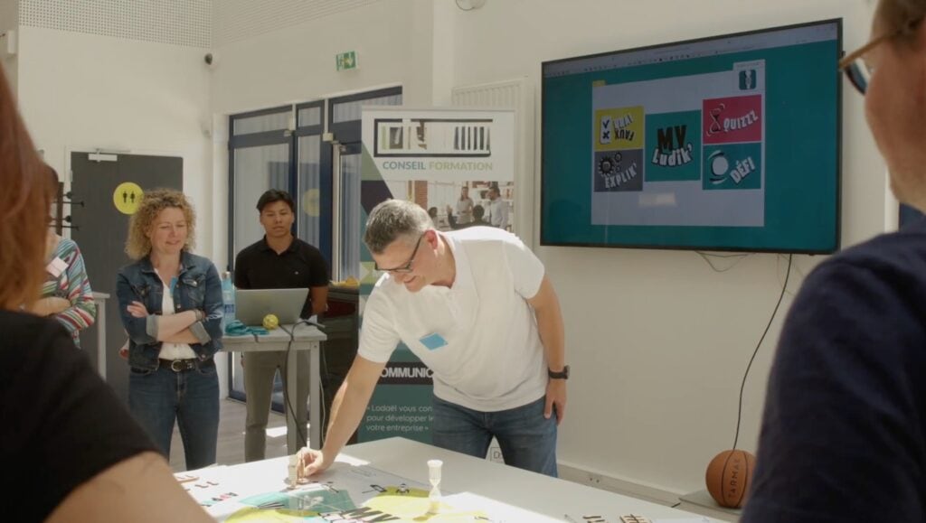 Formateur en animation de formation avec un jeu pédagogique.